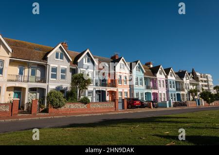 Colorate case a schiera in stile edoardiano sul lungomare di Worthing, West Sussex, Regno Unito Foto Stock