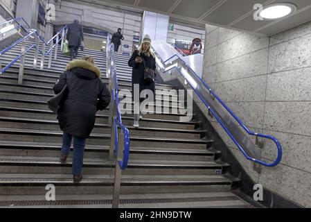 Londra, Inghilterra, Regno Unito. Victoria Station - a pochi passi dalla metropolitana fino alla stazione principale Foto Stock