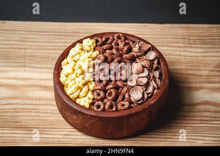 Ciotole contenenti diversi tipi di cereali per la colazione Foto stock -  Alamy