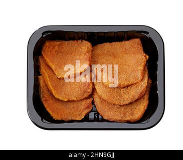 mini schnitzel di maiale crudo in vassoio di plastica isolato su bianco Foto Stock