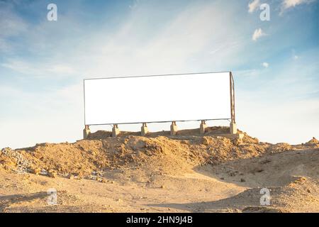 Un cartellone bianco per affissioni all'aperto, pubblicità all'aperto, cartellone informativo pubblico sulla terra con cielo blu Foto Stock