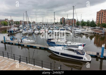 IVista generale sul lungomare di Hull e sul porticciolo, nella vecchia area portuale di Kingston upon Hull, East Riding of Yorkshire, Regno Unito. Foto Stock