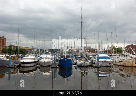 IVista generale sul lungomare di Hull e sul porticciolo, nella vecchia area portuale di Kingston upon Hull, East Riding of Yorkshire, Regno Unito. Foto Stock