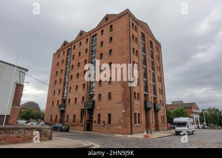 Un edificio sul lato del porto si è risviluppato in appartamenti/appartamenti sul porto turistico di Hull, nella vecchia area portuale di Kingston Upon Hull, East Riding of Yorkshire, UK. Foto Stock