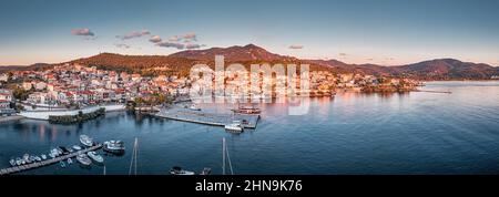 Panorama aereo di una località turistica panoramica Neos Marmaras con yacht porto marittimo a Halkidiki, Sithonia. Ora del tramonto maestoso. Attrazioni di viaggio e. Foto Stock