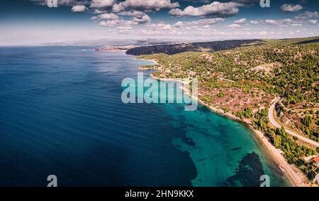 Una pittoresca panoramica marina aerea sulla penisola di Sithonia. Strada panoramica lungo la costa Foto Stock