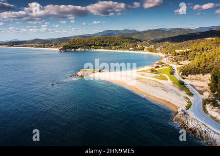 Una pittoresca panoramica marina aerea sulla penisola di Sithonia in Grecia. Strada panoramica lungo la costa Foto Stock