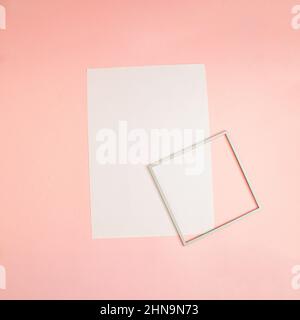 3D rendering di una cornice quadrata e di un foglio bianco quadrato su sfondo rosa pastello Foto Stock