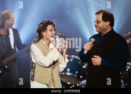 Hitparade, ZDF Musiksendung, Irene grandi und Klaus Lage singen ihren hit: Weil du anders bist, 1995. Hitparade, programma musicale ZDF, Irene grandi e Klaus Lage eseguono la canzone Weil du anders bist, 1995. Foto Stock