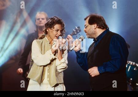 Hitparade, ZDF Musiksendung, Irene grandi und Klaus Lage singen ihren hit: Weil du anders bist, 1995. Hitparade, programma musicale ZDF, Irene grandi e Klaus Lage eseguono la canzone Weil du anders bist, 1995. Foto Stock