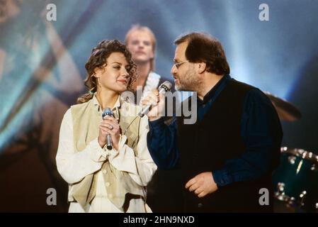 Hitparade, ZDF Musiksendung, Irene grandi und Klaus Lage singen ihren hit: Weil du anders bist, 1995. Hitparade, programma musicale ZDF, Irene grandi e Klaus Lage eseguono la canzone Weil du anders bist, 1995. Foto Stock