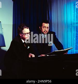 Norman Shelter, Österreichisch-amerikanischer pianist, Klavierbegleiter und Peter Lagger, Schweizer Opernsänger und Kammersänger, hier bei der Proben zu einem Liederabend, 1972. Norman Shelter, pianista austriaco-americano e pianista con Peter Lagger, cantante d'opera svizzera, cantante da camera, qui per un recital di canzoni intorno al 1972. Foto Stock