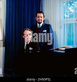 Norman Shelter, Österreichisch-amerikanischer pianist, Klavierbegleiter und Peter Lagger, Schweizer Opernsänger und Kammersänger, hier bei der Proben zu einem Liederabend, 1972. Norman Shelter, pianista austriaco-americano e pianista con Peter Lagger, cantante d'opera svizzera, cantante da camera, qui per un recital di canzoni intorno al 1972. Foto Stock