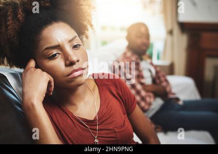 Non credo che stavano combattendo ancora su questo.... Scatto corto di una giovane donna che dà al suo ragazzo il trattamento silenzioso dopo una lotta. Foto Stock