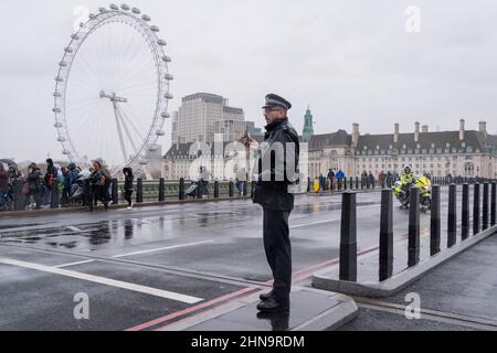 A seguito di un articolo sospetto non presidiato riportato nel Shell Building della Southbank, migliaia di membri del pubblico sono evacuati lontano dalla zona, il 15th febbraio 2022, a Londra, Inghilterra. La vicinanza al London Eye e ai Jubilee Gardens e al London Aquarium sono stati liberati dai visitatori, dal personale del ristorante e del luogo di intrattenimento che sono stati inviati sul Westminster Bridge durante il maltempo. Gli ufficiali di polizia hanno chiuso tre ponti prima di dichiararlo sicuro. Foto Stock