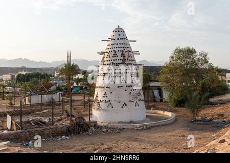 Tradizionale colombaia egiziana fatta di argilla. Pigeon casa in Egitto Foto Stock