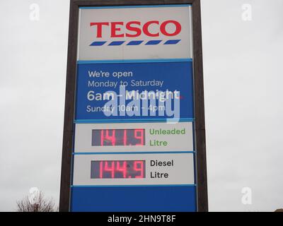 Sheerness, Kent, Regno Unito. 15th Feb 2022. Aumento dei prezzi del carburante nel Regno Unito: Scheda prezzi del carburante Tesco a Sheerness, Kent. Credit: James Bell/Alamy Live News Foto Stock