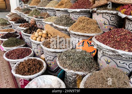 Sportello del mercato del tè e delle spezie in Egitto turco. Commercio tradizionale di tè e spezie nel mercato arabo africano o asiatico Foto Stock