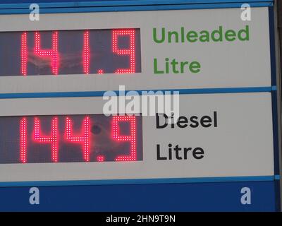 Sheerness, Kent, Regno Unito. 15th Feb 2022. Aumento dei prezzi del carburante nel Regno Unito: Scheda prezzi del carburante Tesco a Sheerness, Kent. Credit: James Bell/Alamy Live News Foto Stock