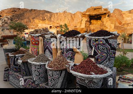 Bollitore per tè e spezie in sacchetti a orientare il mercato in serata Foto Stock