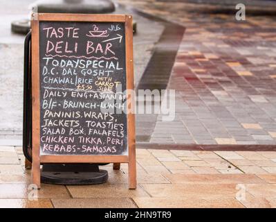 Taste Deli Bar, Offerte speciali, involtini, toasties, pollo tikka, Giacche, oggi Speciale a Preston, Regno Unito Foto Stock