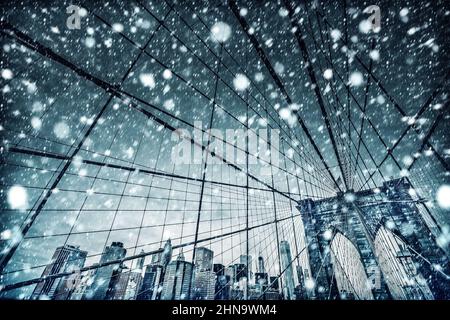 New York in inverno. Skyline di Manhattan e Ponte di Brooklyn durante le nevicate Foto Stock