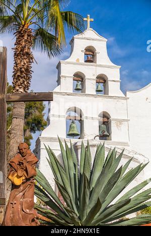 La torre campanaria della Basilica della Missione di San Diego de Alcalá. San Diego, California, Stati Uniti. Foto Stock