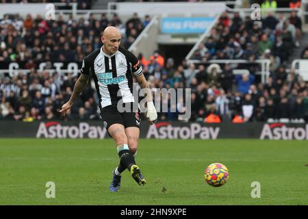 NEWCASTLE UPON TYNE, REGNO UNITO. FEBBRAIO 13th Jonjo Shelvey di Newcastle United durante la partita della Premier League tra Newcastle United e Aston Villa al St. James's Park, Newcastle domenica 13th febbraio 2022. (Credit: Mark Fletcher | MI News) Foto Stock