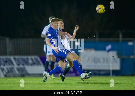 14th febbraio 2022 ; Balmoor Stadium, Peterhead, Aberdeenshire, Scozia ; Scottish Cup, Peterhead contro Dundee; Andy McCarthy di Peterhead sfida la palla con Max Anderson di Dundee Foto Stock