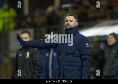 14th febbraio 2022 ; Balmoor Stadium, Peterhead, Aberdeenshire, Scozia ; Scottish Cup, Peterhead contro Dundee; James McPake, manager di Dundee, segnala alla sua squadra Foto Stock