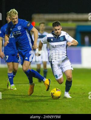 14th febbraio 2022 ; Balmoor Stadium, Peterhead, Aberdeenshire, Scozia ; Scottish Cup, Peterhead contro Dundee; Danny Mullen di Dundee passa Jason Brown di Peterhead Foto Stock