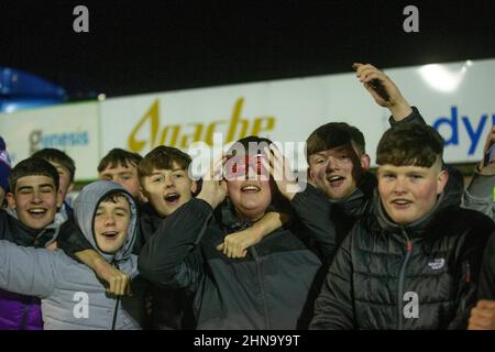 14th febbraio 2022 ; Balmoor Stadium, Peterhead, Aberdeenshire, Scozia ; Scottish Cup, Peterhead contro Dundee; Dundee tifosi in buon umore dopo l'obiettivo di apertura Foto Stock