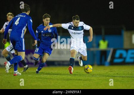 14th febbraio 2022 ; Balmoor Stadium, Peterhead, Aberdeenshire, Scozia ; Scottish Cup, Peterhead contro Dundee; Danny Mullen di Dundee prende Grant Savory di Peterhead Foto Stock