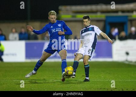 14th febbraio 2022 ; Balmoor Stadium, Peterhead, Aberdeenshire, Scozia ; Scottish Cup, Peterhead contro Dundee; Cammy Kerr di Dundee sfida la palla con Russell McLean di Peterhead Foto Stock