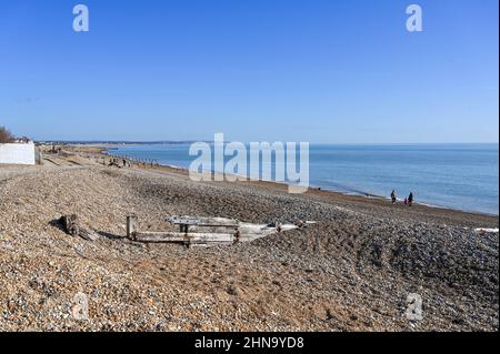 Pevensey Bay vista East Sussex Inghilterra Regno Unito - la spiaggia guardando verso Hastings Foto Stock
