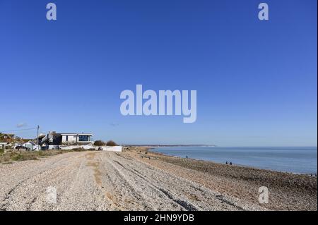 Pevensey Bay views East Sussex Inghilterra UK - Case che si affacciano sul lungomare e la spiaggia Foto Stock
