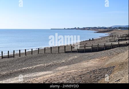 Pevensey Bay vista East Sussex Inghilterra Regno Unito - la spiaggia e la baia guardando verso Eastbourne Foto Stock