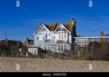 Pevensey Bay views East Sussex Inghilterra UK - Case che si affacciano sul lungomare e la spiaggia Foto Stock