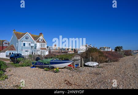 Pevensey Bay views East Sussex Inghilterra UK - Case che si affacciano sul lungomare e la spiaggia Foto Stock