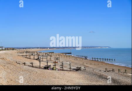 Pevensey Bay vista East Sussex Inghilterra Regno Unito - la spiaggia guardando verso Hastings Foto Stock