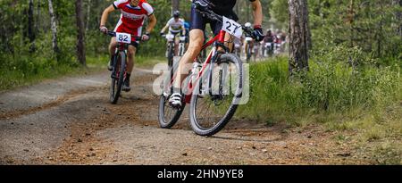 atleta leader davanti a un grande gruppo di mountain bike Foto Stock