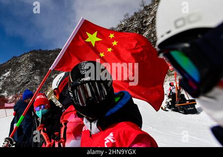 Yanqing, Cina. 15th Feb 2022. Un fan che detiene la bandiera cinese nel distretto di Yanqing a Pechino, Cina, 15 febbraio 2022, durante la gara femminile in discesa. Credit: Roman Vondrous/CTK Photo/Alamy Live News Foto Stock