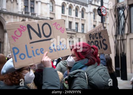 I partecipanti marciano durante un Kill la Bill contro la polizia, il crimine, la condanna e la legge dei tribunali nel centro di Londra. Foto Stock