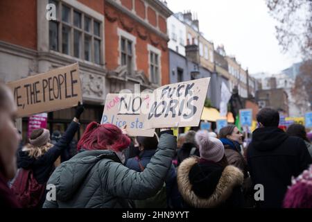 I partecipanti marciano durante un Kill la Bill contro la polizia, il crimine, la condanna e la legge dei tribunali nel centro di Londra. Foto Stock