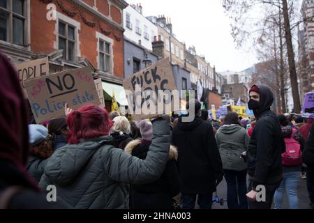 I partecipanti marciano durante un Kill la Bill contro la polizia, il crimine, la condanna e la legge dei tribunali nel centro di Londra. Foto Stock