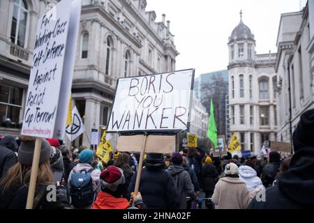 I partecipanti marciano durante un Kill la Bill contro la polizia, il crimine, la condanna e la legge dei tribunali nel centro di Londra. Foto Stock