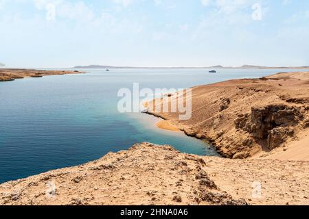 Baia con acqua blu nel Parco Nazionale di Ras Muhammad. Una costa di sabbia di pietra nel deserto. La spiaggia di Sharm el sheikh egitto. Foto Stock