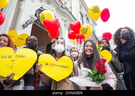 Roma, Italia. 14th Feb 2022. Flashmob a Roma il giorno di San Valentino organizzato dagli attivisti della rete per la riforma della cittadinanza. (Foto di Matteo Nardone/Pacific Press) Credit: Pacific Press Media Production Corp./Alamy Live News Foto Stock