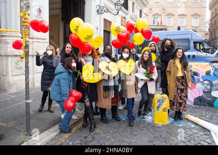 Roma, Italia. 14th Feb 2022. Flashmob a Roma il giorno di San Valentino organizzato dagli attivisti della rete per la riforma della cittadinanza. (Foto di Matteo Nardone/Pacific Press) Credit: Pacific Press Media Production Corp./Alamy Live News Foto Stock