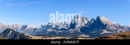 Panorama delle montagne del gruppo Langkofel (Sassolungo e Sassopiatto) vista dall'altopiano dell'Alpe di Seiser Foto Stock